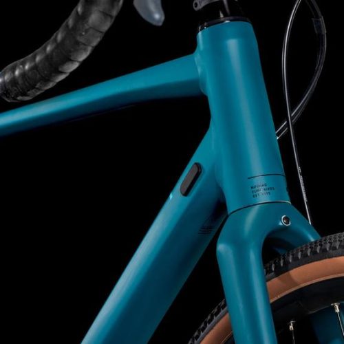 Närbild av en blå Cube Nuroad ONE gruscykel med 1x10 växlar.
