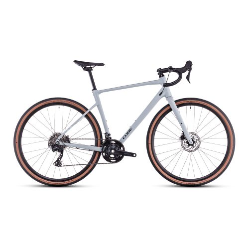 Grå Cube Nuroad Race 2x12s gravelcykel framifrån, stående på en vit bakgrund.