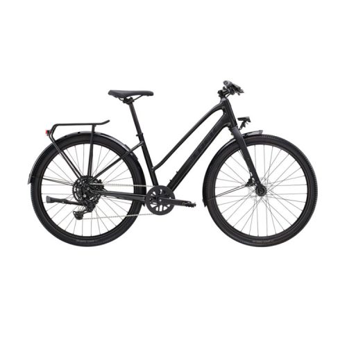 Svart Trek Dual Sport 2 EQ Gen 5 hybridcykel med pakethållare och skärmar.