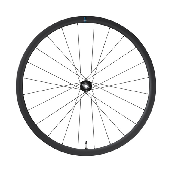 WH-RS710-C32-TL Ett Hjul Shimano 105 WH-RS710-C32 kolfiberhjul med skivbroms, i svart utförande med 24 ekrar, ett centralt nav och en synlig ventilskaft nära botten, avbildat mot en enfärgad vit bakgrund.