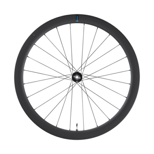 Hjul Shimano 105 WH-RS710-C46 Carbon, Disc – fram/bak är ett svart cykelhjul med en fälg med djup profil, 20 jämnt fördelade ekrar och en synlig ventilskaft längst ner, avbildat mot en enfärgad vit bakgrund.
