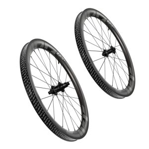 Ett par Hjulpar Zipp 303 XPLR SW Hookless Tubeless/Clincher-hjul med djupsvarta kolfiberfälgar, flera ekrar och markanta nav visas mot en enfärgad vit bakgrund. Hjulen är något vinklade och ser ut att sväva.