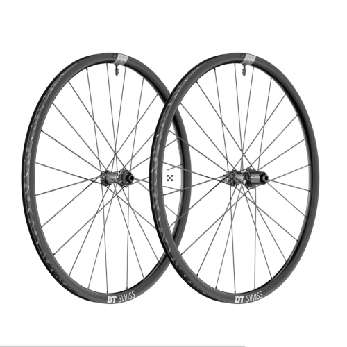 Två DT SWISS G 1800 Spline 25 mm cykelhjul i aluminium för skivbromsar står upprätt bredvid varandra, det ena något framför det andra, mot en enfärgad vit bakgrund.