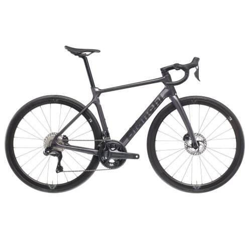 En grå Racer Bianchi Infinito 105 Di2 landsvägscykel (2x12-växlad) med droppstyre, tunna däck, skivbromsar och en lättviktsram visas i profil mot en vit bakgrund.