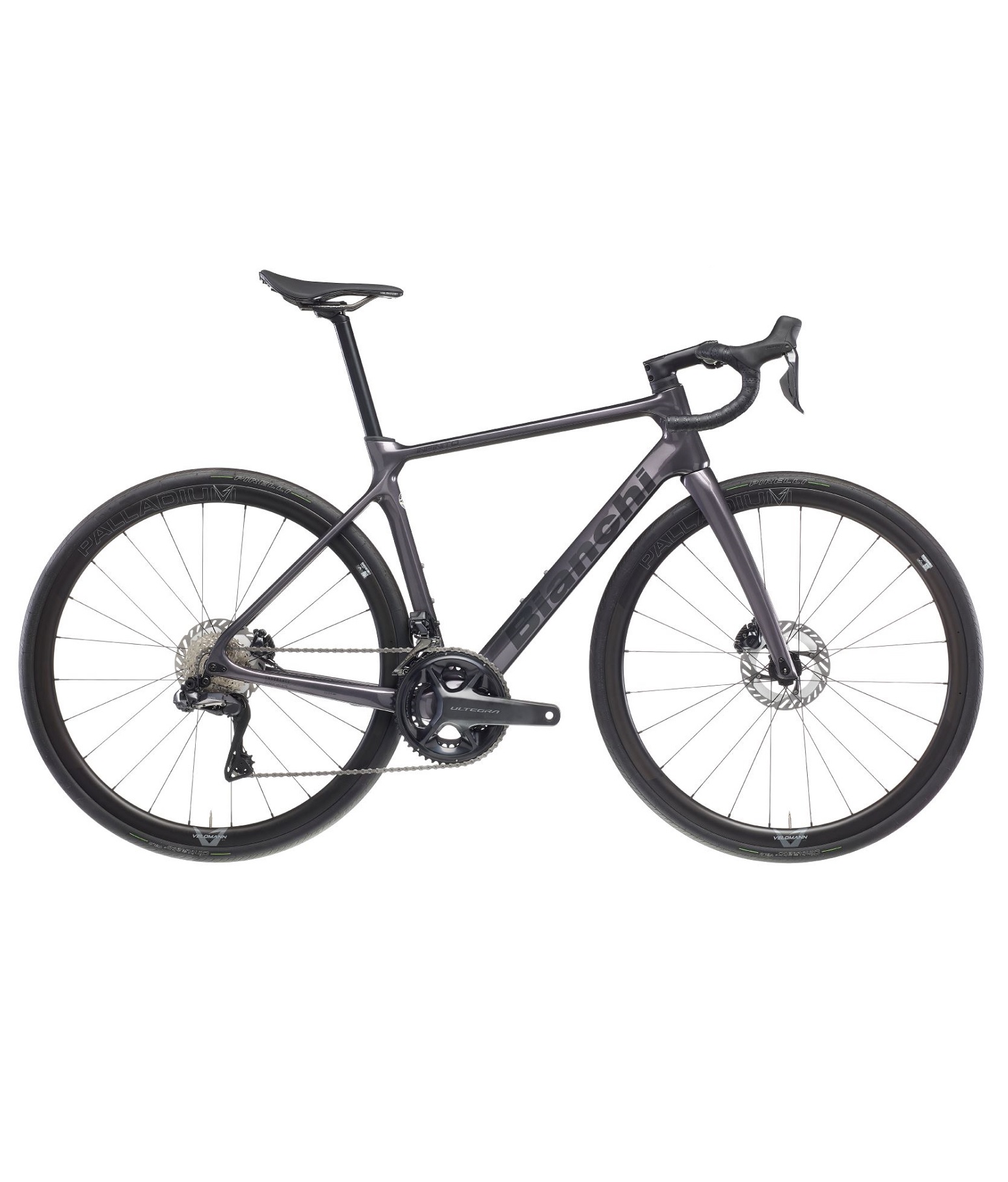 Infinito-2M En grå Racer Bianchi Infinito 105 Di2 landsvägscykel (2x12-växlad) med droppstyre, tunna däck, skivbromsar och en lättviktsram visas i profil mot en vit bakgrund.