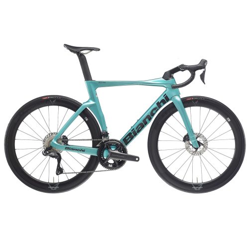 Blå Bianchi Oltre Comp 105 racer med 2x12s växlar för snabba tävlingar.