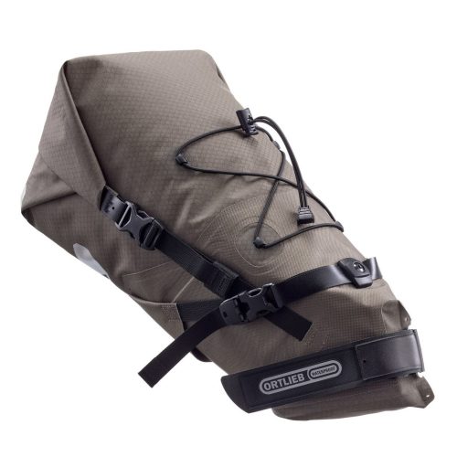 Ortlieb Seat Pack sadelväska i mörk sandfärg, 11 eller 16,5 liter.