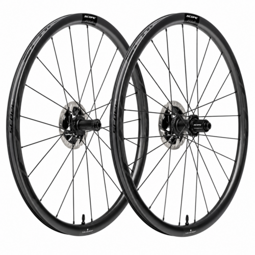 Ett par Hjulpar Scope R3.A 35 mm skivhjul för cykel, med svarta fälgar med vita ”Scope”- och ”Gravel”-etiketter, svarta ekrar, skivbromsskivor och nav, uppställda upprätt sida vid sida mot en vit bakgrund.