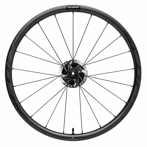 Ett svart Hjulpar Scope R3.A 35 mm skivhjul för cykel med tunna ekrar, en skivbromsskiva i mitten och varumärket ”Scope” tryckt på fälgen, fotograferat mot en vit bakgrund.