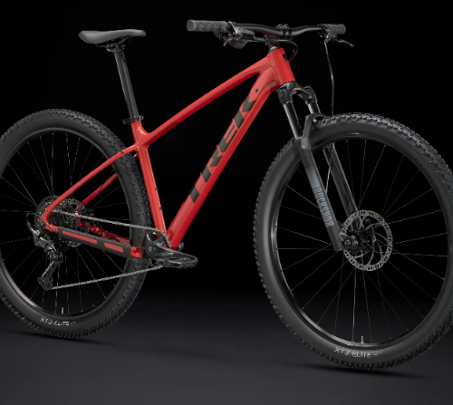 Röd Trek Marlin 6 mountainbike, 27,5 tums hjul perfekt för terrängcykling.