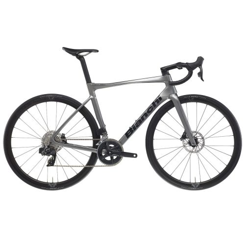 Bianchi Specialissima Comp – racer i Specialissima COMP-kolfiber med Shimano 105 Di2 12-växlar, hydrauliska skivbromsar och Velomann Palladium-hjul. Aerodynamisk, lätt och snabb för tävling och träning.