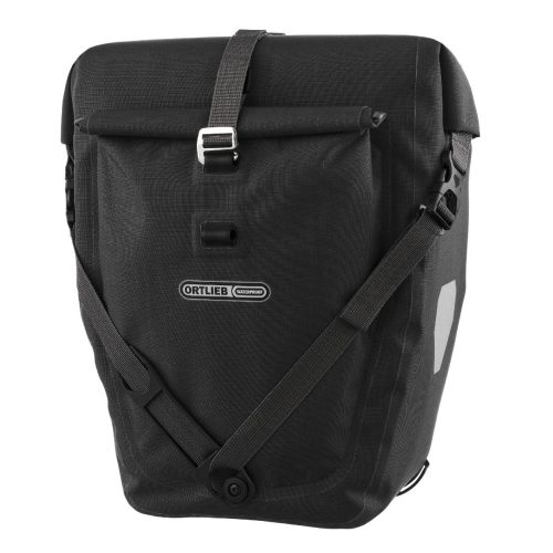 Svart Ortlieb Back-Roller Plus cykelväska, 23 liter, framifrån.