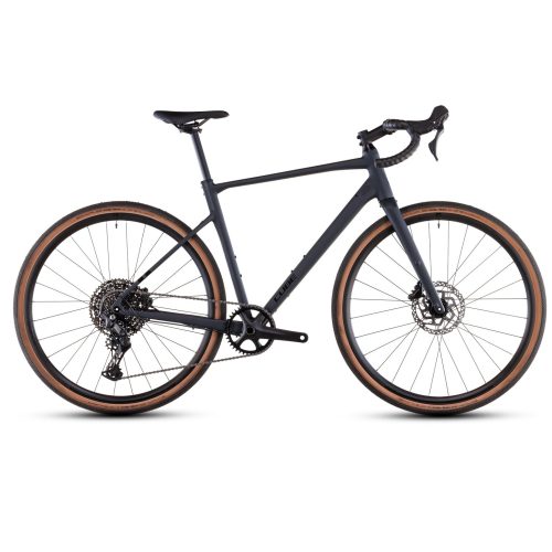 Svart Cube Nuroad gravelcykel med bruna däck och minimalistisk design.