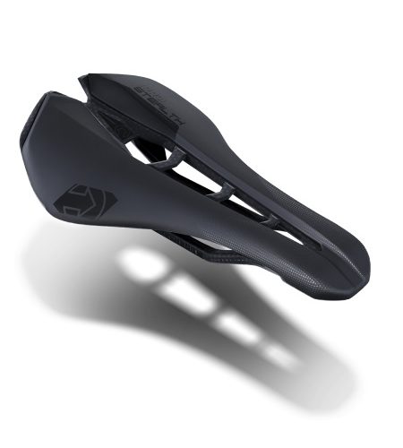 Svart PRO Stealth Superlight cykelsadel med kolfiberdetaljer för hög prestanda.