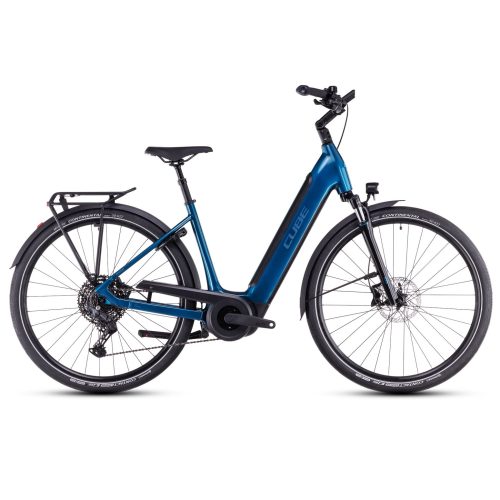Blå Cube Supreme Hybrid elcykel med lågt insteg, fram- och bakskärmar samt pakethållare.