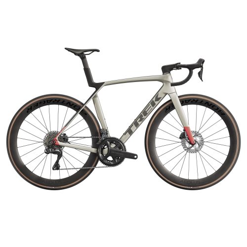 Racer Trek Madone SL 7 Gen 8 landsvägscykel med Ultegra Di2 växelgrupp.