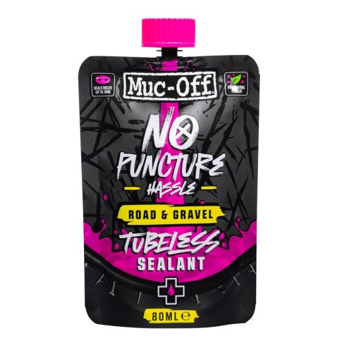 En 80 ml påse med Muc-Off No Puncture Hassel Road & gravel tubeless-vätska, med rosa lock och djärv, svart-vit-rosa splatterdesign på etiketten.