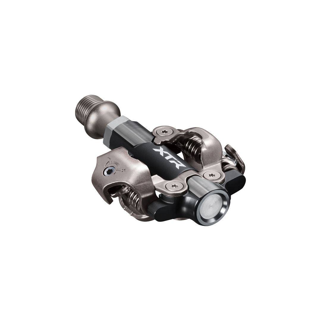 pd-m9200-shic6-primary1zzzzzzzzzzls1 Shimano XTR M9250 SPD-pedal i silver och svart, detaljerad vy.