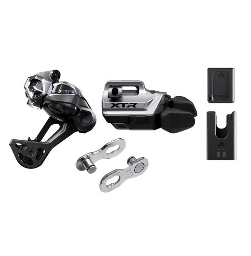 Uppgraderingspaketet Shimano XTR Di2 M9250, 1x12s innehåller en elektronisk växel, växelspak, två kedjelänkar, laddstation och batteri - alla visas separat på en vit bakgrund.