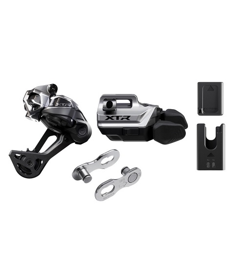 upp-kit-XTR-SGS-Ispec Uppgraderingspaketet Shimano XTR Di2 M9250, 1x12s innehåller en elektronisk växel, växelspak, två kedjelänkar, laddstation och batteri - alla visas separat på en vit bakgrund.