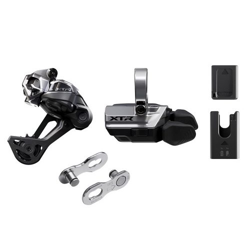 Uppgraderingspaketet Shimano XTR Di2 M9250, 1x12s visas på en vit bakgrund, inklusive en bakväxel, en växelspak, två kedjelänkar och två små metalliska och svarta elektroniska komponenter.