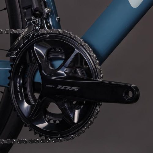 Cykeldelar på blå Racer Cube Agree C:62 ONE landsvägscykel med Shimano 105 Di2.