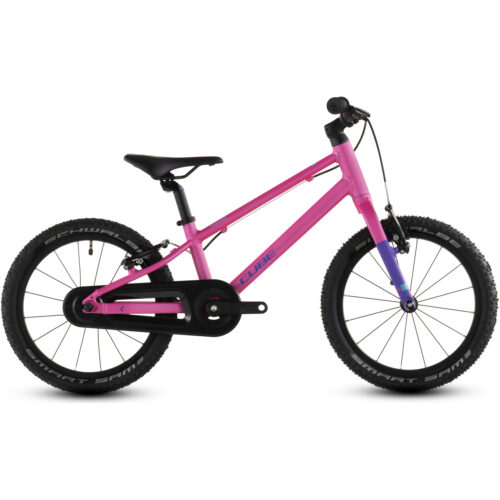 En blå barncykel med svarta däck, en svart sadel och ett kedjeskydd. Cykeln avbildas från sidan, och varumärket ”CUBE” syns på ramen, vilket visar att det rör sig om modellen Cube Numove 160 0-vxl, 16″.