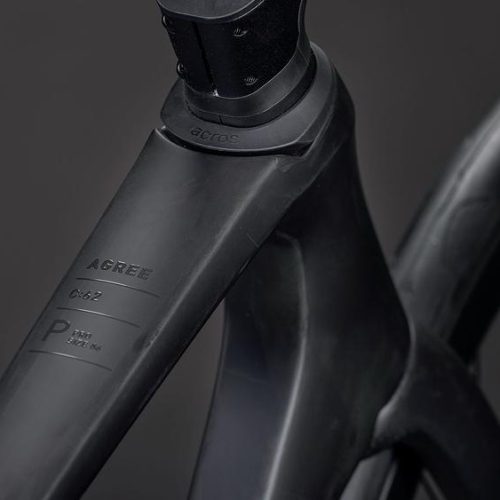 Detalj av Racer Cube Agree C:62 Pro Blackline, visar ram och komponenter.