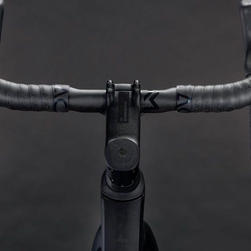 Cykelstyre och stam på en Agree C:62 Pro Blackline racercykel i svart färg.