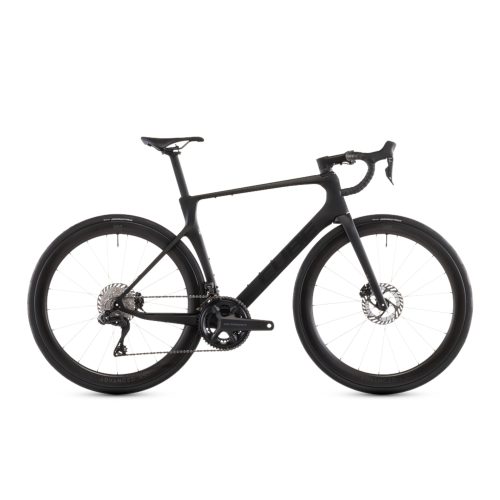 Svart Cube Agree C:62 Pro Blackline racercykel med Ultegra Di2 växlar.