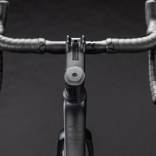Styre och ram från cykeln Attain C:62 SLT, Ultegra Di2, svart färg.