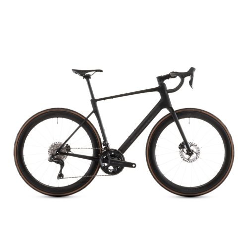 Svart Cube Attain C:62 SLT racercykel med Ultegra Di2, idealisk för tävling och träning.