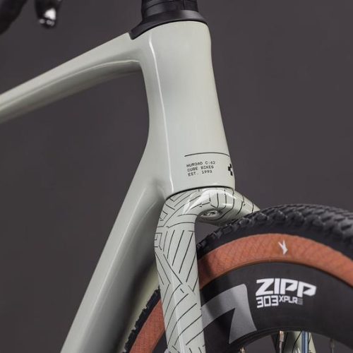 Grå Cube Nuroad C:62 Agree One C:62 gravelcykel med Zipp hjul.