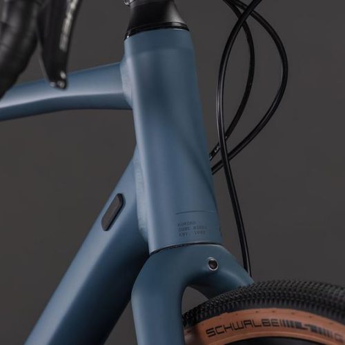 Blå Cube Nuroad gravelcykel framgaffel och däckdetaljer, perfekt för äventyr.