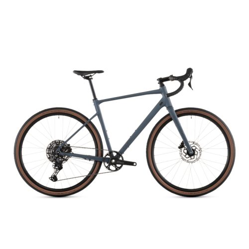 Blå Cube Nuroad gravelcykel med bruna däck, lämplig för alla underlag.