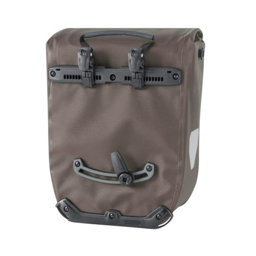 Brun Ortlieb Pedel-Mate väska, 16 liter, med svarta fästen.