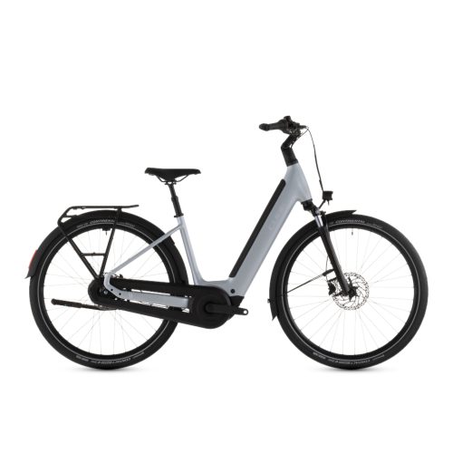 Silverfärgad Cube Supreme Hybrid Comfort ONE elcykel med pakethållare och skärmar.