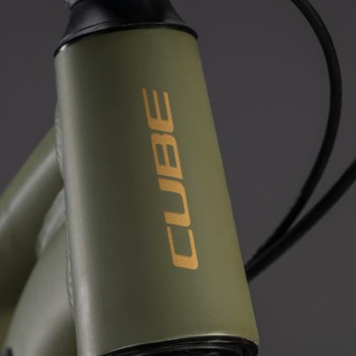Olivgrön MTB Cube med texten "Cube" och modellen Aim SLX i fokus.