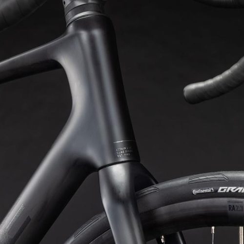 Cykeln Attain C:62 Race, med Continental Grand Prix-däck och Shimano 105-växel.