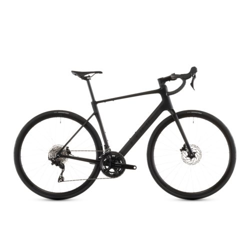 Svart racer cykel Cube Attain C:62 Race med Shimano 105-växlar.