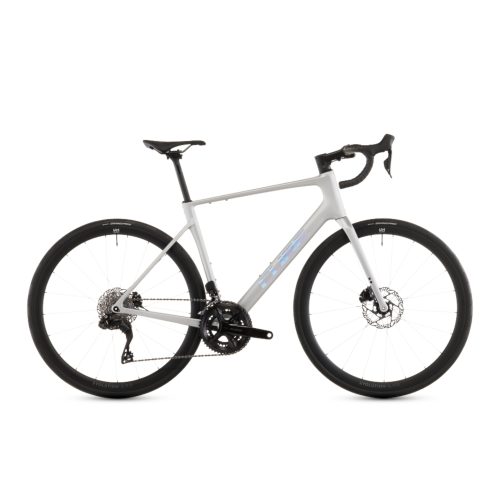 Silverfärgad Cube Attain C:62 SLX racercykel med svarta däck och detaljer på vit bakgrund.