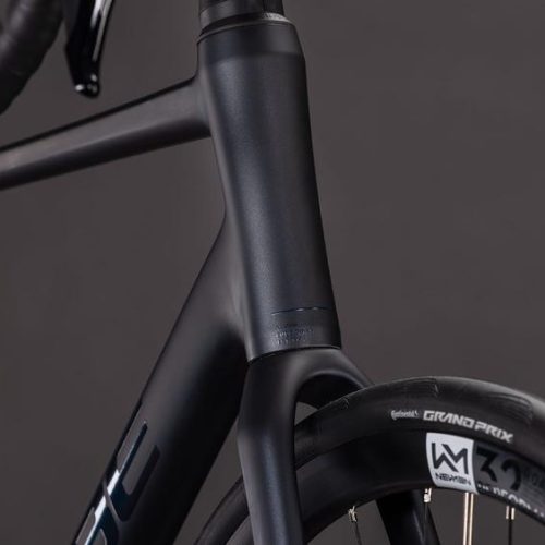 Svart Cube Attain SLX racercykel, framhjul och styre i fokus, perfekt för landsvägen.