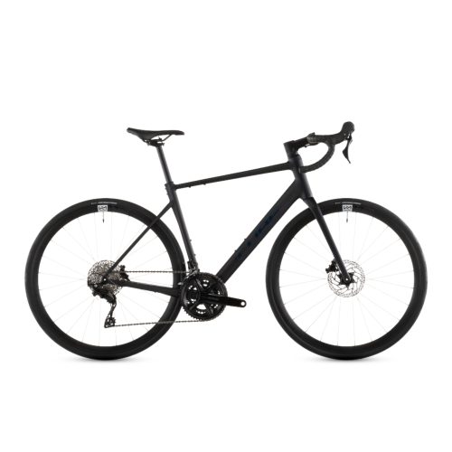Svart Racer Cube Attain SLX cykel med Shimano 105 växelgrupp på vit bakgrund.