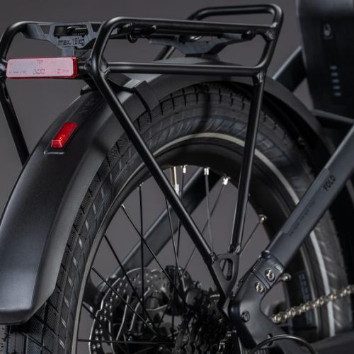 Bakhjulet på en Cube Fold Hybrid elcykel, med pakethållare och kedja.