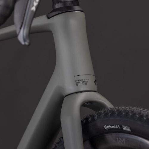 Gravelcykeln Nuroad C:62 EX med Continental-däck och textdetaljer på ramen, elegant grå färg.