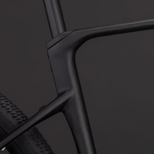 Detalj av Cube Nuroad C:62 ONE gravelcykelram, svart utförande och grova däck.