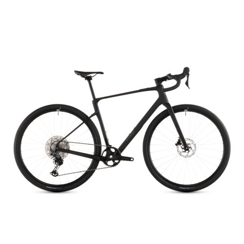 Svart Cube Nuroad C:62 ONE gravelcykel med 1x12s växelgrupp. Perfekt för äventyr på grusvägar.