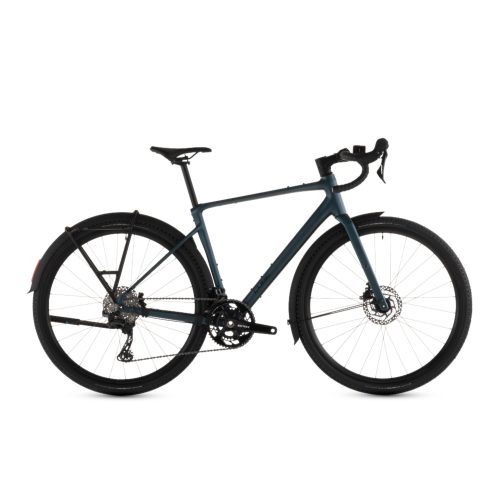 Mörkblå Cube Nuroad Race FE gravelcykel med svarta däck, stänkskärmar och pakethållare.