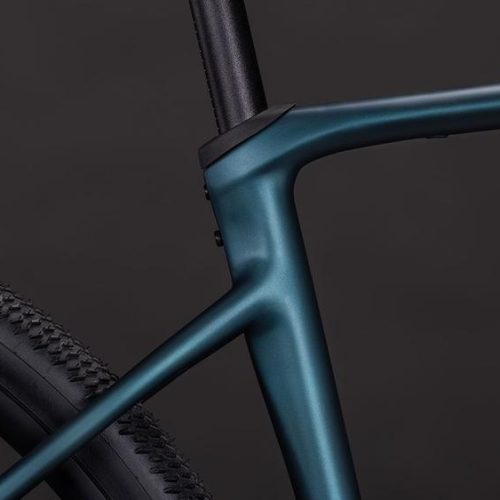 Grön Cube Nuroad Race gravelcykeldetalj som visar bakre delen av ramen och däck.