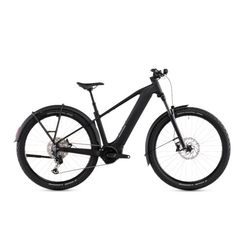 Svart el-MTB Cube Reaction Hybrid Pro 800 FE med skärmar och pakethållare.